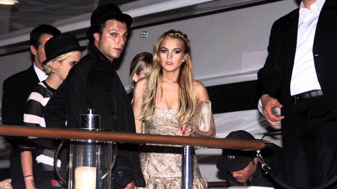 Lindsay Lohan "nghiện" tụ tập không kém Paris Hilton. Cô từng muối mặt vì bị đuổi khỏi hệ thống khách sạn, nhà hàng và quán bar cao cấp Chateau Marmont chỉ vì thác loạn đến quên lối về. Trước đó, cựu diễn viên Disney phải thanh toán hóa đơn tới 16 trang chỉ trong một đêm vui vẻ ở khách sạn kể trên. Ảnh: YT.