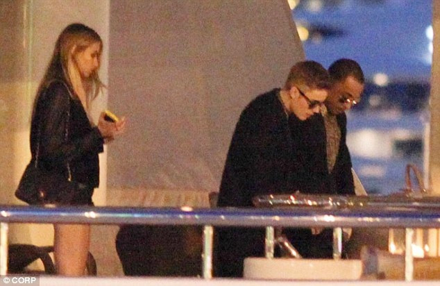 Trước khi cưới Hailey, Justin Bieber chơi bời không kém cạnh sao nam nào. Trong chuyến lưu diễn ở Australia nhiều năm trước, anh thuê hẳn du thuyền để tiệc tùng cùng bạn bè. Năm 2013, phóng viên của tờ X17 Online kể về lần nhìn thấy Justin Bieber vui chơi tới tận sáng: "Justin ra vẻ rất ngạo mạn ở bữa tiệc. Cậu ấy chỉ mới 19 tuổi mà hành động thì như đã 25 tuổi". Ảnh: Corp.