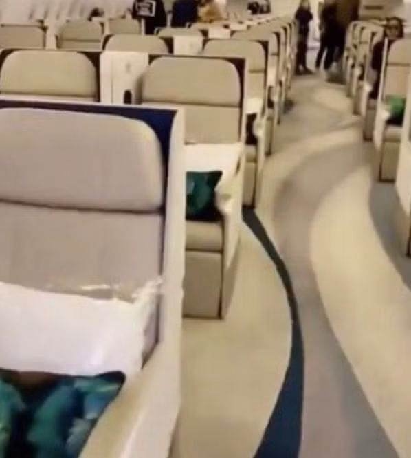 Mới đây, Kim Kardashian chi 1 triệu USD thuê phi cơ Boeing 777-200LR có 88 chỗ ngồi để đưa 33 người đến hòn đảo Polynesia (Pháp) dự tiệc sinh nhật của cô. Máy bay được trang bị đầy đủ tiện nghi với đội ngũ hàng chục nhân viên phục vụ. Kim cũng phải công nhận lần này cô chi mạnh tay. Ảnh: Instagram, Chụp màn hình.