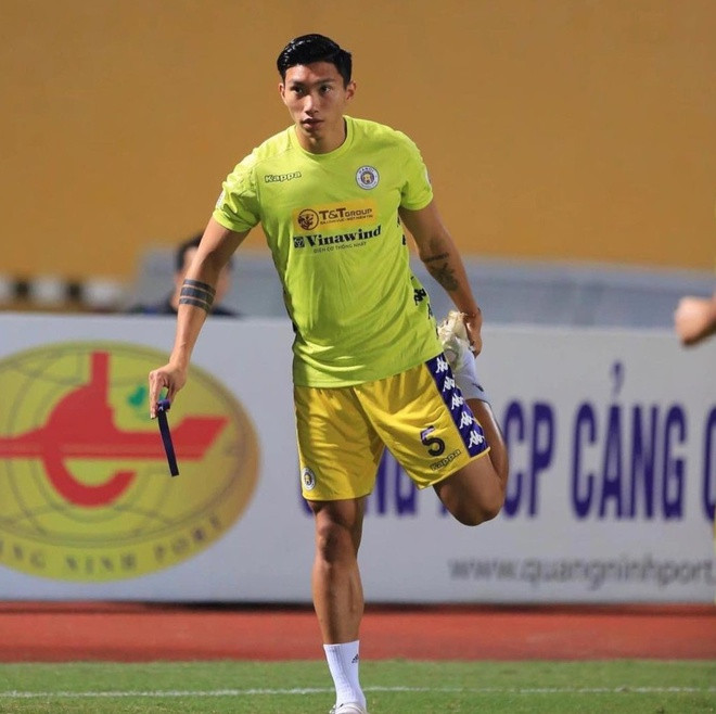 Doan Van Hau xam nam sinh cua cha me len canh tay