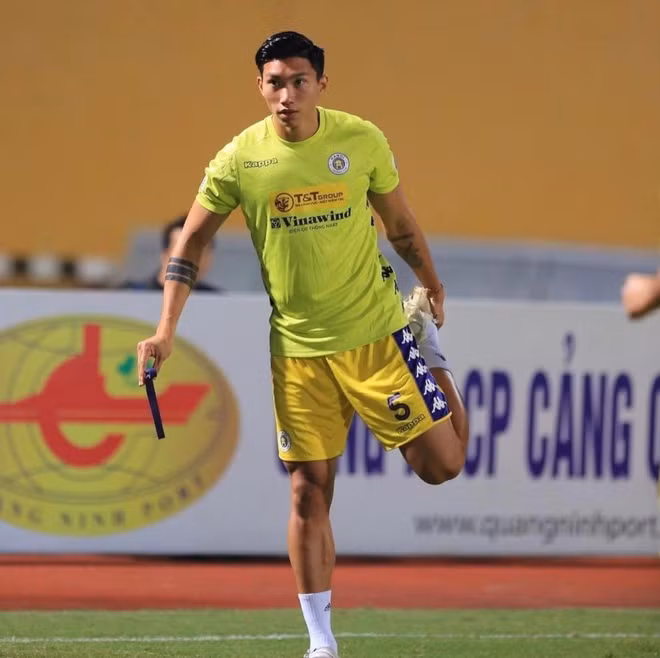 Doan Van Hau xam nam sinh cua cha me len canh tay