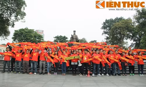 Đoàn diễu hành của VFC đi qua hồ Hoàn Kiếm và dừng lại để dâng hương ở tượng đài Lý Thái Tổ.