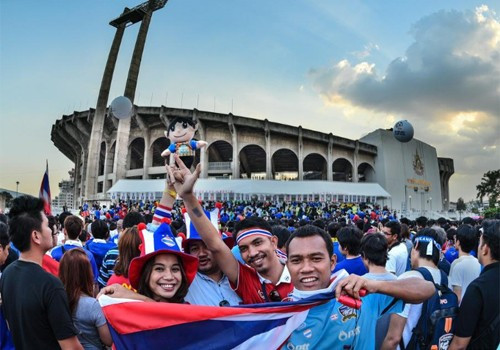 CĐV Thái Lan cũng không hề thua kém các CĐV các đội bóng khác về sự trung thành và cuồng nhiệt. Chính họ đã tạo nên một nguồn khích lệ cực lớn cho đội tuyển quốc gia để giành chiến thắng trên sân nhà. Ở trận lượt đi, Thái Lan và Philippines hòa nhau 0-0, nhưng với lợi thế sân nhà ở trận lượt về, Thái Lan đã thể hiện bộ mặt hoàn toàn khác, giành chiến thắng rất thuyết phục.