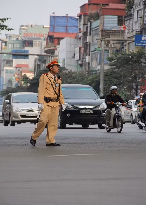 Đồng chí Nguyễn Văn Hùng, thuộc Đội 6, làm nhiệm vụ trên phố Xuân Thủy cho biết: “Phương tiện giao thông trên phố Xuân Thủy chiều này đông hơn mọi ngày, nhưng các anh em, lực lượng CSGT vẫn đang cố gắng để giảm thiểu tối đa tình trạng ùn tắc”.