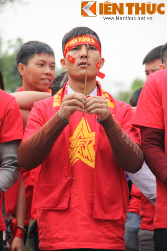 Thành viên VFC thành kính dâng hương, mong chiến thắng và chức vô địch cho ĐT Việt Nam.