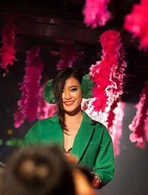 Loạt ảnh một cô gái ăn mặc mát mẻ, diễn sexy, nhún nhảy trong bar được cho Á hậu Huyền My tuần qua gây nên một cuộc tranh cãi lớn trên mạng. Nhiều người tin rằng với những hình ảnh rõ ràng như thế này chắc chắn người trong ảnh chính là Huyền My và ngay lập tức đả kích, chê bai cô không xứng với danh hiệu Á hậu vừa có được. Tuy nhiên, bản thân Huyền My lại khẳng định đó chỉ là ảnh của một cô gái trẻ có ngoại hình giống cô.