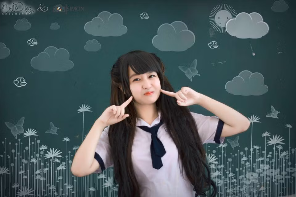 Cô là diễn viên của nhóm hài "Noen" chuyên tung ra các sản phẩm nói về đời sống học sinh, những câu chuyện dí dỏm, đáng yêu của đám nhất quỷ nhì ma.