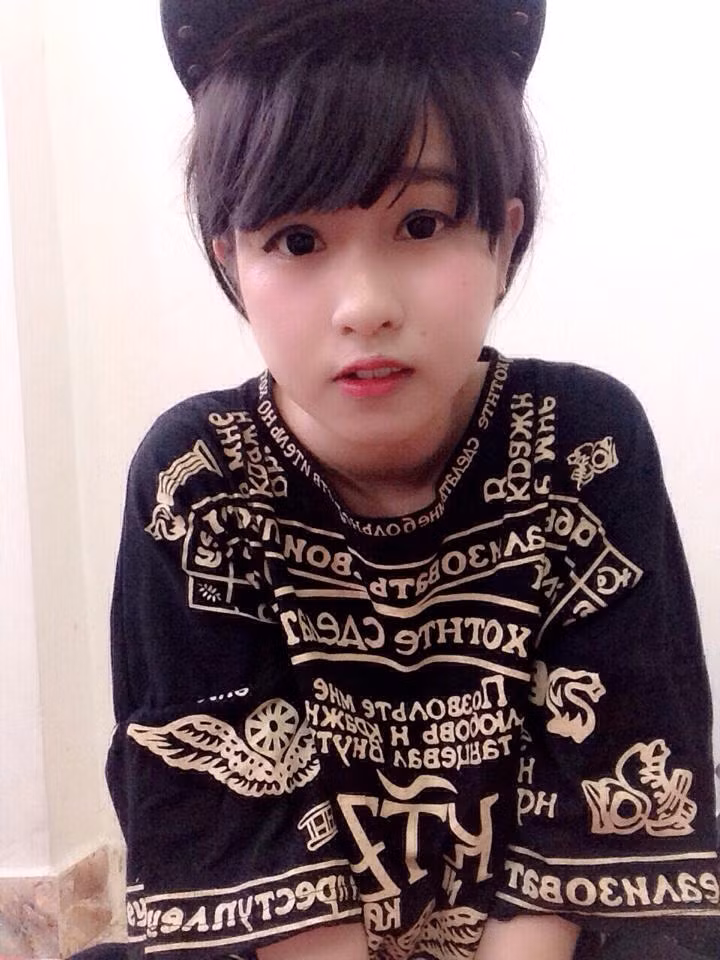 Điều thú vị khác ở Bảo My là cô thường thích thay đổi hính dáng cho mái tóc dài của mình, khi thì buộc cao, cuốn tròn, đội mũ cá tính...