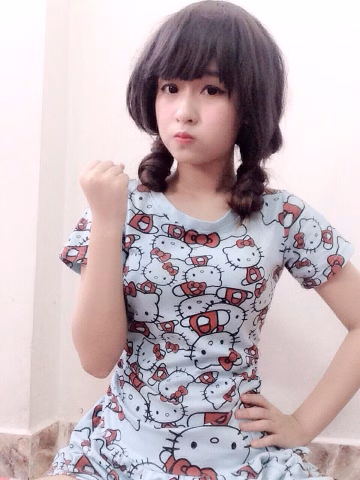 ... khi lại buộc hai bên, buộc túm phía trên đầy nữ tính. Cô bạn xinh đẹp đang ấp ủ nhiều kế hoạch trong công việc đóng phim, diễn xuất của mình. Hiện tại Bảo My tham gia diễn xuất trong phim "Sóng tình yêu" của nhóm Phở.