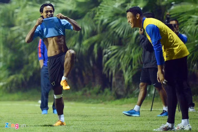 Tuy nhiên sau hơn một ngày ăn, ở, tập luyện tại Hà Nội, HLV Dollah Salleh và các cầu thủ đã có thể thở phào nhẹ nhõm vì an ninh tốt và sự thân thiện của người Việt Nam. Hôm qua, các cầu thủ Malaysia tập luyện từ sớm tinh mơ để tránh mặt CĐV Việt Nam, đến chiều tối lại yêu cầu được tập kín để "giấu bài".