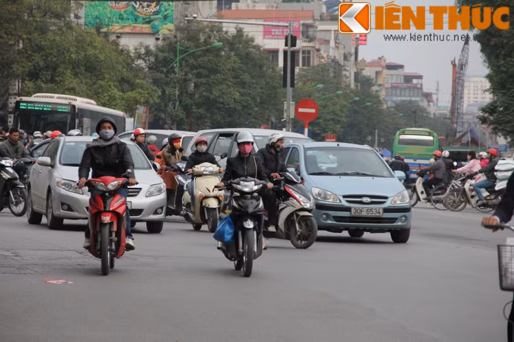 Theo ghi nhận của PV Kiến Thức, khoảng hơn 1 giờ trước khi trận bán kết lượt về AFF Cup giữa ĐT Việt Nam và Malaysia diễn ra, tình trạng giao thông trên các tuyến phố Kim Mã, Xuân Thủy, Lê Đức Thọ... có dấu hiệu tăng "nhiệt".