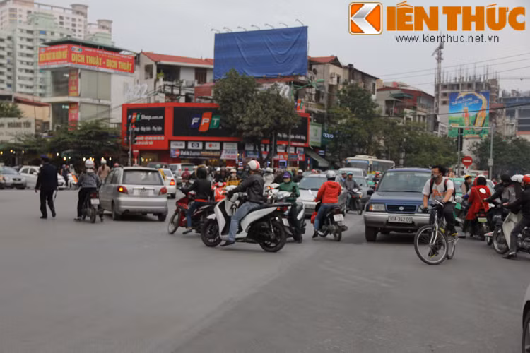 Đồng chí Đỗ Xuân Tài, thuộc Đội 2, Phòng CSGT Hà Nội cho biết: “Lịch trực đã được cấp trên chuyển xuống yêu cầu 100% lực lượng trực đến 5h sáng ngày mai 12/12, tăng cường tuần tra lưu động. CSGT Hà Nội nỗ lực để bảo đảm giao thông dễ dàng”.