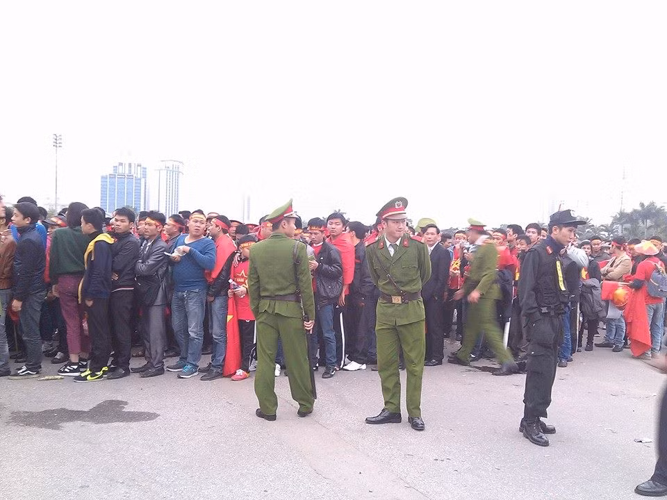 Đến 18h, tại sân Mỹ Đình, đoàn người đã bắt đầu tiến vào sân thông qua các cửa soát vé. Lực lượng công an, bảo vệ, CSCĐ làm nhiệm vụ bảo vệ trật tự, giám sát rất kỹ càng.