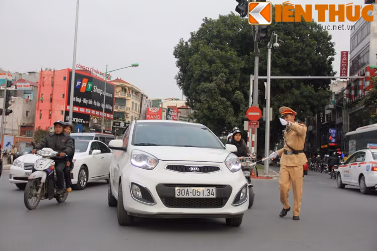 Lực lượng CSGT tích cực điều khiển các làn xe, phương tiện trên tuyến đường chính dẫn về sân Mỹ Đình. Hiện tại, đường Lê Đức Thọ đã cấm ô tô, các ô tô đến tuyến đường này được CSGT yêu cầu chuyển hướng để giảm ùn tắc.