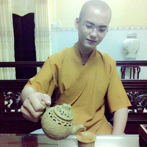 Sư thầy trẻ tuổi rất thích chụp ảnh "tự sướng". Trên trang cá nhân Thích Thiện Huệ, sư thầy liên tục cập nhật những hình ảnh mới của mình mọi lúc, mọi nơi, trong lúc đi du lịch hay cả khi đi làm Phật sự. Hình ảnh sư thầy trẻ trung, xì-tin, thích chụp ảnh gây tò mò với cư dân mạng Việt. Một số ý kiến cho rằng sở thích này của sư thầy không phù hợp với một người tu hành.