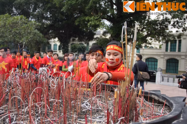 Các fan nữ còn cùng nhau đến tượng đài Lý Thái Tổ, dâng hương và mong chiến thắng đến với ĐT Việt Nam.