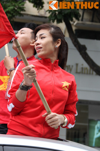 Các thành viên nữ của Hội CĐV Việt Nam còn ngồi trên ô, cầm cờ cổ vũ.