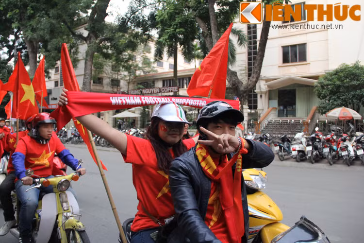 Các cô gái xinh đẹp có nhiều hình thức cổ vũ khác nhau, nhưng ai cũng ở tâm trạng phấn khởi, tin vào một trận thắng đẹp của ĐT Việt Nam trong buổi tối hôm nay.