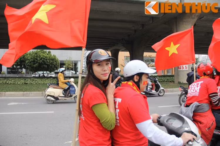 Nhiều con phố chính ở Hà Nội trong chiều nay tràn ngập sắc đỏ của lá cờ Tổ quốc, màu áo đồng phục của các CĐV ủng hộ ĐT Việt Nam tại AFF Suzuki Cup 2014.