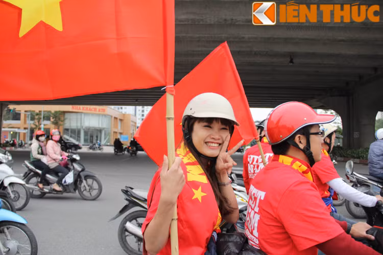 Trong đoàn cổ động viên luôn có những bóng hồng, những cô gái xinh đẹp mang theo cờ, băng rôn, tươi cười rạng rỡ trong không khí bóng đá, cổ vũ cuồng nhiệt.