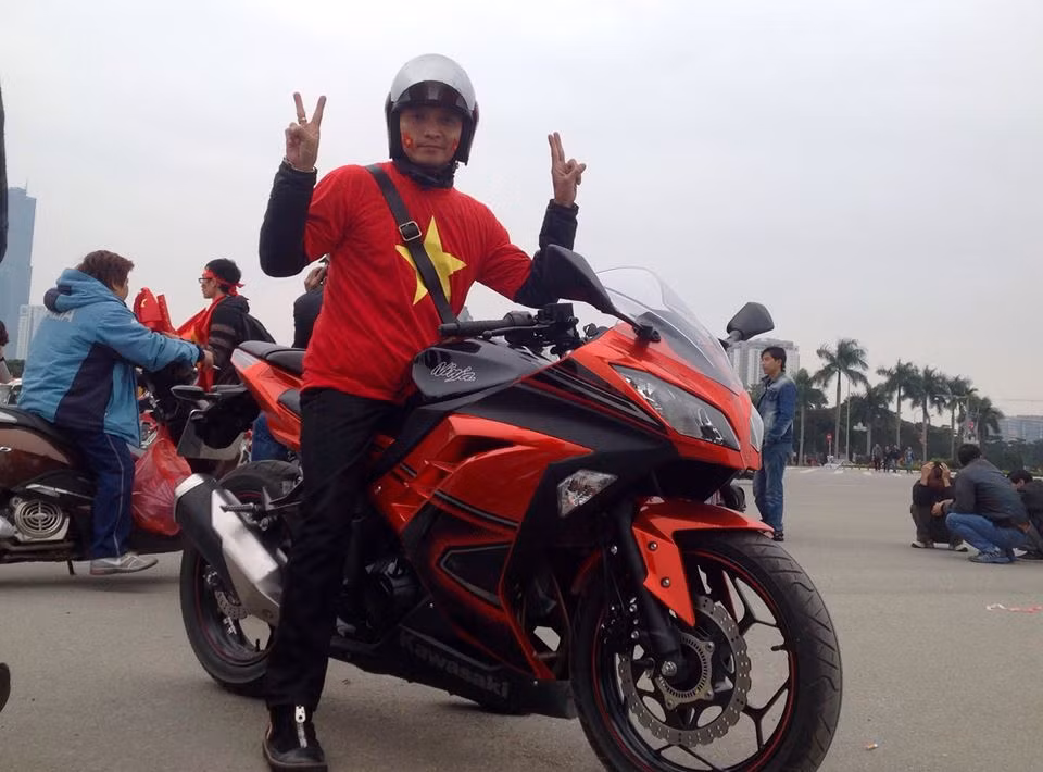 Ngoài những fan nữ xinh đẹp, còn có một số CĐV rất phong cách khác đến cổ vũ cho ĐT Việt Nam. Ảnh: FB.