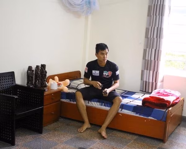 Khéo tay số một tuyển U19 Việt Nam là thủ môn người Quảng Ngãi Phạm Văn Tiến. Không chỉ đặc biệt vì từng là VĐV bóng chuyến trước khi theo nghiệp quần đùi áo số, Phạm Văn Tiến còn được biết đến là anh chàng mê kỹ thuật điện, sưu tầm đồ thủ công, tinh xảo.