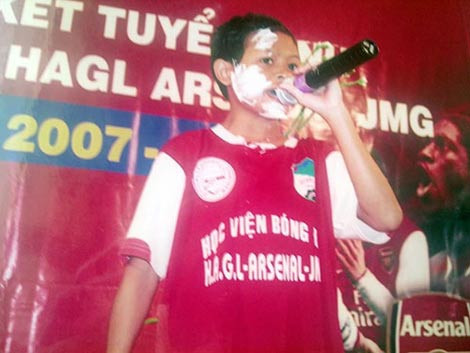 Ksor Úc còn là cây văn nghệ "khét tiếng" của tuyển U19. Từ ngày gia nhập học viện HAGL JMG, Ksor Úc đã được biết đến là một chàng trai hát hay, hay hát, biết chơi guitar và đánh trống. Chàng cầu thủ này cũng rất nhiệt tình trong các buổi liên hoan tập thể, văn nghệ tại học viện.