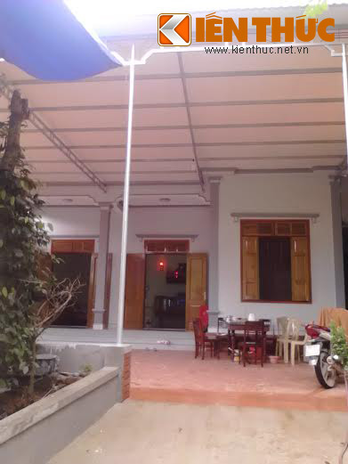 Căn nhà mới rộng rãi, khang trang và chiếc xe Air Blade Công Phượng dành tặng bố mẹ. Ảnh: Lê Quang.