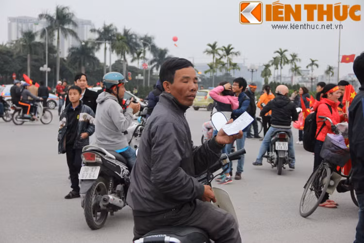 Về tình hình vé vào xem trận đấu bán kết lượt về AFF Cup giữa ĐT Việt Nam và Malaysia, trước giờ thi đấu khoảng hơn 1 giờ đồng hồ, các tay "cò" đã bắt đầu hạ giá, xả vé.