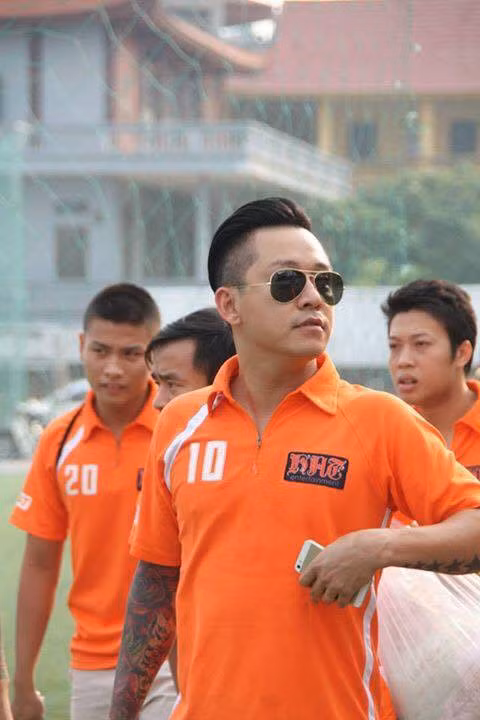 Hôm qua, ca sĩ Tuấn Hưng chia sẻ một bài viết trên trang Facebook cá nhân thể hiện sự thương cảm với các cầu thủ ĐT Việt Nam. Nam ca sĩ rất yêu bóng đá này cho rằng các cầu thủ đã bị đối xử quá bạc bẽo "đá chưa khô mồ hôi, chấn thương chưa kịp lành đã bị nghi ngờ bán độ".