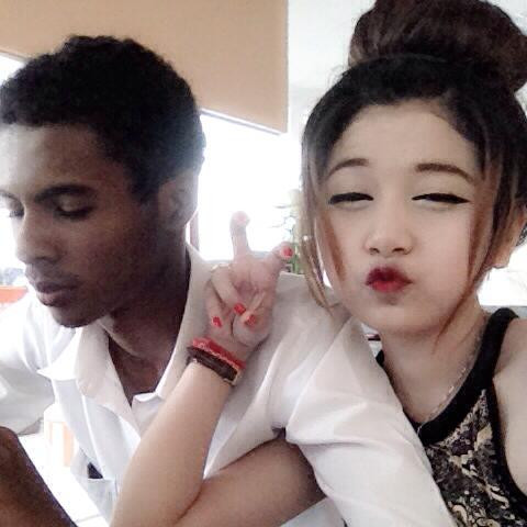 Ngoài ra, một số lời chê bai về ngoại hình, màu da của chàng trai cũng bị phản đối. Nhiều người khách quan khẳng định không nên nhìn vào màu da của chàng trai để bôi bác, phán xét về toàn bộ con người anh ta.