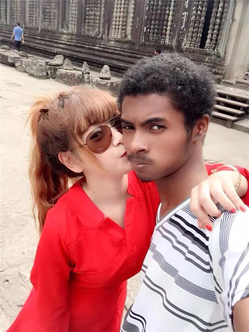 Kín bưng, không chịu chia sẻ về chuyện tình cảm nhưng cặp đôi này lại thường xuyên "gây kích thích" với cư dân mạng bằng những bức ảnh thể hiện tình cảm bên nhau.