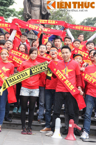 Thành viên trong hội cổ động còn mang theo một tấm khẩu hiệu cổ vũ cho ĐT Malaysia. Được biết, cuộc diễu của VFC ngoài mục đích tiếp lửa, khích lệ tinh thần cho các cầu thủ trước trận bán kết lượt về, còn nhằm tạo nên một hình ảnh đẹp cho CĐV nước nhà và cũng là một màn đón tiếp các CĐV Malaysia.