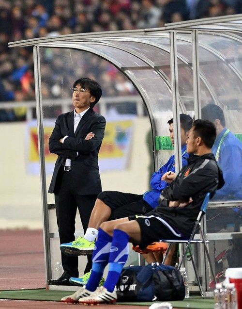 Khoảnh khắc ông Miura chết lặng tại sân Mỹ Đình trước trận thua sốc của ĐT Việt Nam. Ảnh: ANTĐ.