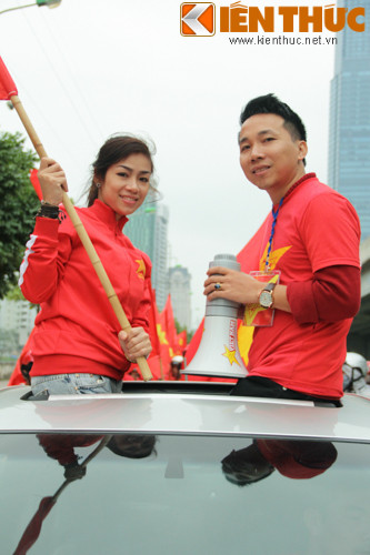 Hội trưởng và hội phó của VFC đi ô tô dẫn đầu đoàn diễu hành.