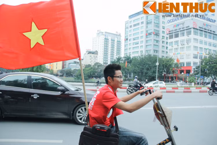 Đặc biệt, trong đoàn có một chiếc xe đạp luôn bám theo. Người đi chiếc xe này là bạn Nguyễn Văn Hiệp, 23 tuổi, sinh viên ĐH Bách Khoa. Khi PV Kiến Thức hỏi lý do dùng xe đạp, Hiệp vui vẻ trả lời: "Em không có điều kiện đi xe máy như các bạn. Nhưng với lòng yêu đội tuyển Việt Nam, em sẽ đạp xe dù đoàn có đi đến đâu!".