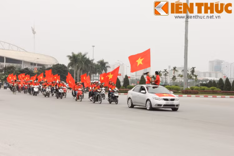 13h chiều nay, Hội cổ động viên Việt Nam (VFC) đã tổ chức một cuộc diễu hành lớn với gần 200 thành viên tham dự. Các thành viên VFC tập trung tại cổng sân vận động Mỹ Đình và bắt đầu cuộc diễu hành với màu cờ Tổ quốc rực rỡ.