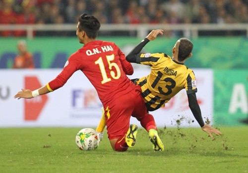 Với những sai lầm ngớ ngẩn trong trận bán kết lượt về, một số hậu vệ của ĐT Việt Nam đang bị điều tra, nghi ngờ bán độ.