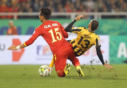 Với những sai lầm ngớ ngẩn trong trận bán kết lượt về, một số hậu vệ của ĐT Việt Nam đang bị điều tra, nghi ngờ bán độ.