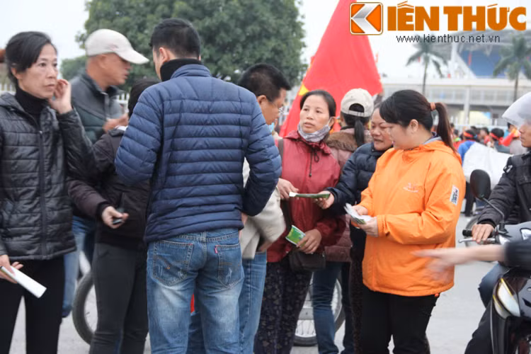 Giá vé khán đài C, D cũng giảm xuống chỉ còn 8 trăm đến 1 triệu đồng/cặp. Giá vé khán đài A vẫn còn ở mức cao từ 2 – 2,5 triệu đồng/cặp.