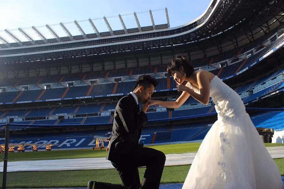 Kim Phúc chia sẻ rằng dù gặp rất nhiều khó khăn trong việc thuyết phục ban quản lý sân cho chụp ảnh cưới trong sân, nhưng cuối cùng cả hai cũng đã có được những bức hình "tạm" ưng ý.