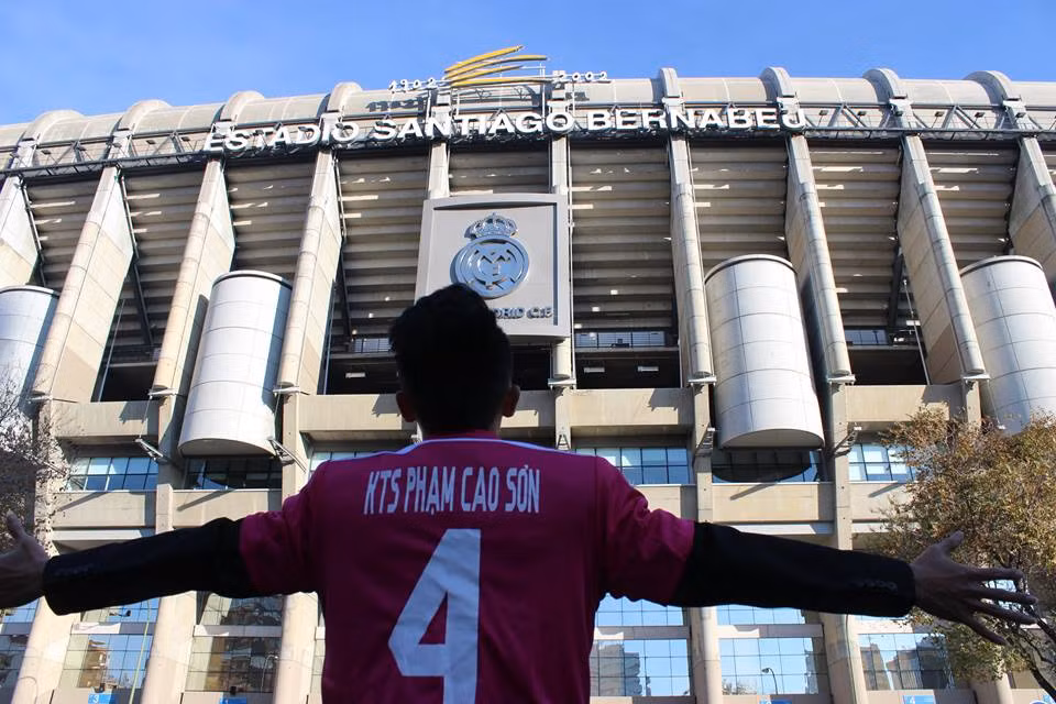 Kim Phúc còn mang một số chiếc áo đấu bóng đá của bạn bè, mặc trên người và chụp ảnh, tạo fansign với bối cảnh sânBernabeunhư một món quà dành tặng cho bạn mình.