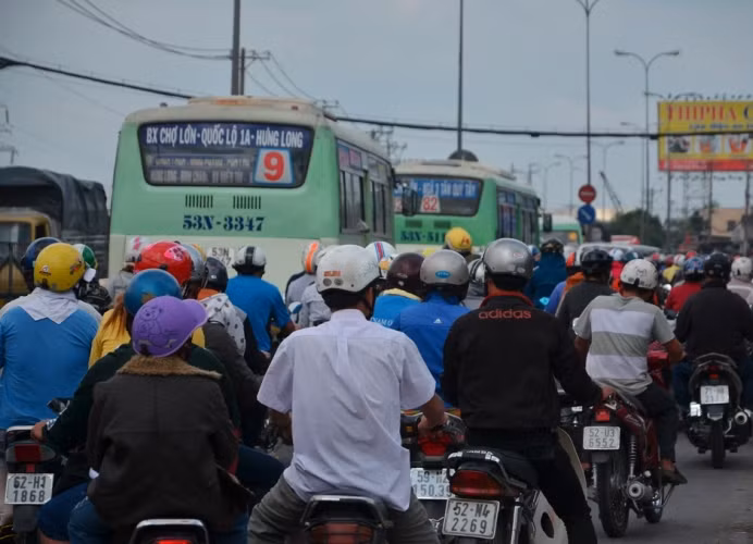 ... dòng người tấp nập đổ về thành phố sau kỳ nghỉ tết để chuẩn bị cho ngày làm việc đầu năm vào ngày mai.