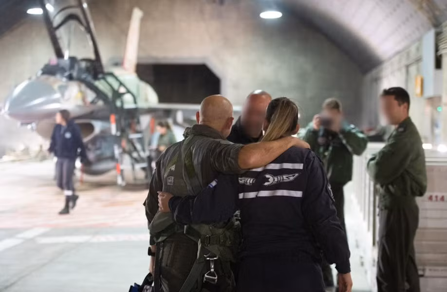 Vào rạng sáng 25/10, các máy bay chiến đấu của Không quân Israel (IAF) đã tiến hành cuộc tấn công lớn nhằm vào hàng loạt mục tiêu quân sự bên trong lãnh thổ Iran. Theo Al-Hura.