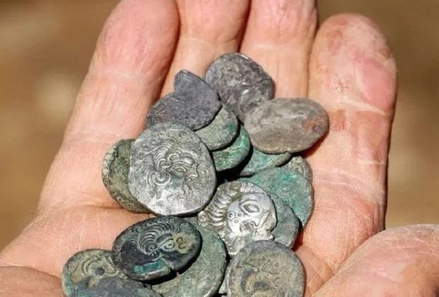 Tim thay kho bau 324 ty dong, doi ban chop mat doi doi