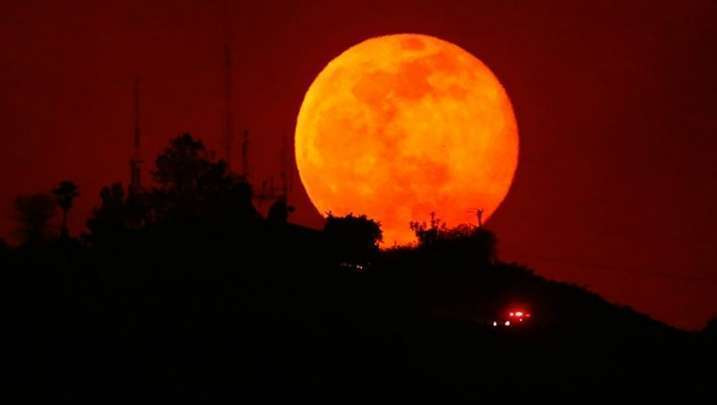 Nguyệt thực toàn phần hay trăng máu là hiện tượng thiên văn kỳ thú sẽ bùng nổ trên bầu trời đêm vào ngày 13 - 14/3. Khi ấy, Mặt trăng sẽ chuyển sang màu đỏ.