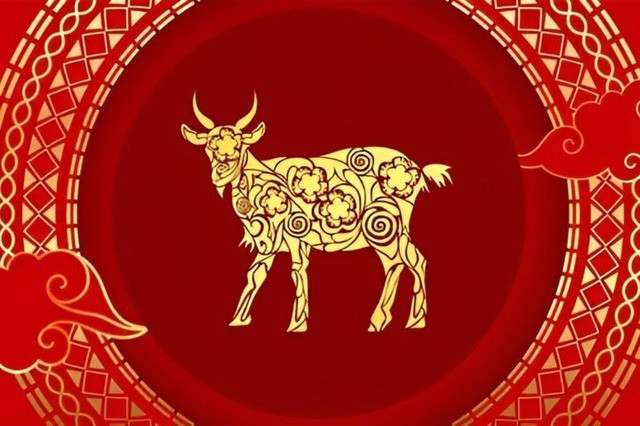  Tuổi Mùi: Người tuổi Mùi vốn hiền hòa, dễ gần và luôn biết cách giữ gìn các mối quan hệ. Trong năm 2025, tài vận của tuổi Mùi sẽ rất tốt, vì vậy nếu đang có ý định mua vàng để bảo vệ tài sản hoặc đầu tư sinh lời, năm nay có thể là thời điểm thích hợp. 