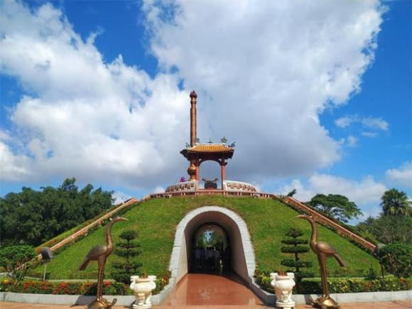 Quảng Bình là phần hẹp nhất của Việt Nam, vì vậy đây là hành lang quan trọng đối với cả hàng hóa lẫn hành khách với các tuyến đường bộ như Quốc lộ 1A, đường Hồ Chí Minh chạy dọc tuyến Bắc - Nam, tuyến đường sắt Bắc - Nam. Các tuyến đường này kết nối các khu vực trọng điểm trong tỉnh, đặc biệt là kết nối các cảng Gianh, cảng Nhật Lệ và cảng Hòn La với Khu Kinh tế Hòn La và thành phố Đồng Hới.