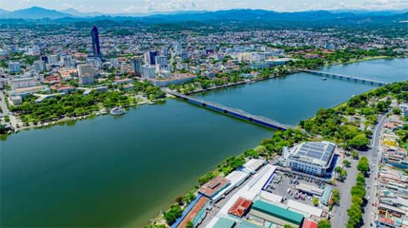 Quảng Trị có lợi thế về địa lý - kinh tế, là đầu mối giao thông, nằm ở trung điểm đất nước, ở vị trí quan trọng - điểm đầu trên tuyến đường huyết mạch chính của hành lang kinh tế Đông - Tây nối với Lào - Thái Lan - Myanmar qua cửa khẩu quốc tế Lao Bảo đến các cảng biển Miền Trung như: Cửa Việt, Chân Mây, Đà Nẵng, Vũng Áng... Đây là điều kiện rất thuận lợi để Quảng Trị mở rộng hợp tác kinh tế trong khu vực, giao thương hàng hóa, vận tải quốc tế, phát triển thương mại, dịch vụ và du lịch.