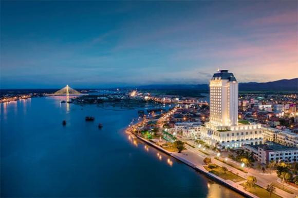  3 tỉnh nào ở nước ta từng được sáp nhập rồi lại chia tách? Năm 1975, 3 tỉnh Quảng Bình, Quảng Trị, Thừa Thiên và khu vực Vĩnh Linh được hợp nhất thành tỉnh Bình Trị Thiên. Khi hợp nhất, tỉnh Bình Trị Thiên có 23 đơn vị hành chính gồm trung tâm hành chính đặt tại thành phố Huế, hai thị xã là Đông Hà, Đồng Hới và 20 huyện. Diện tích tỉnh khoảng 18.300 km2, dân số khoảng 1,8 triệu người vào năm 1979.